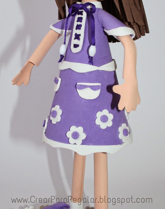 traje en goma eva con flores