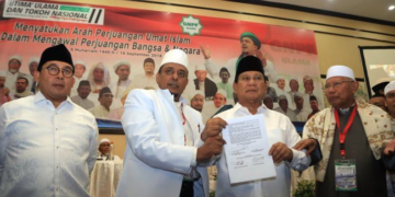 Bakal Calon Presiden Prabowo Subianto Menandatangani Sekaligus Menyepakati Isi Pakta Integritas Yang Dihasilkan Forum Ijtima Ulama II