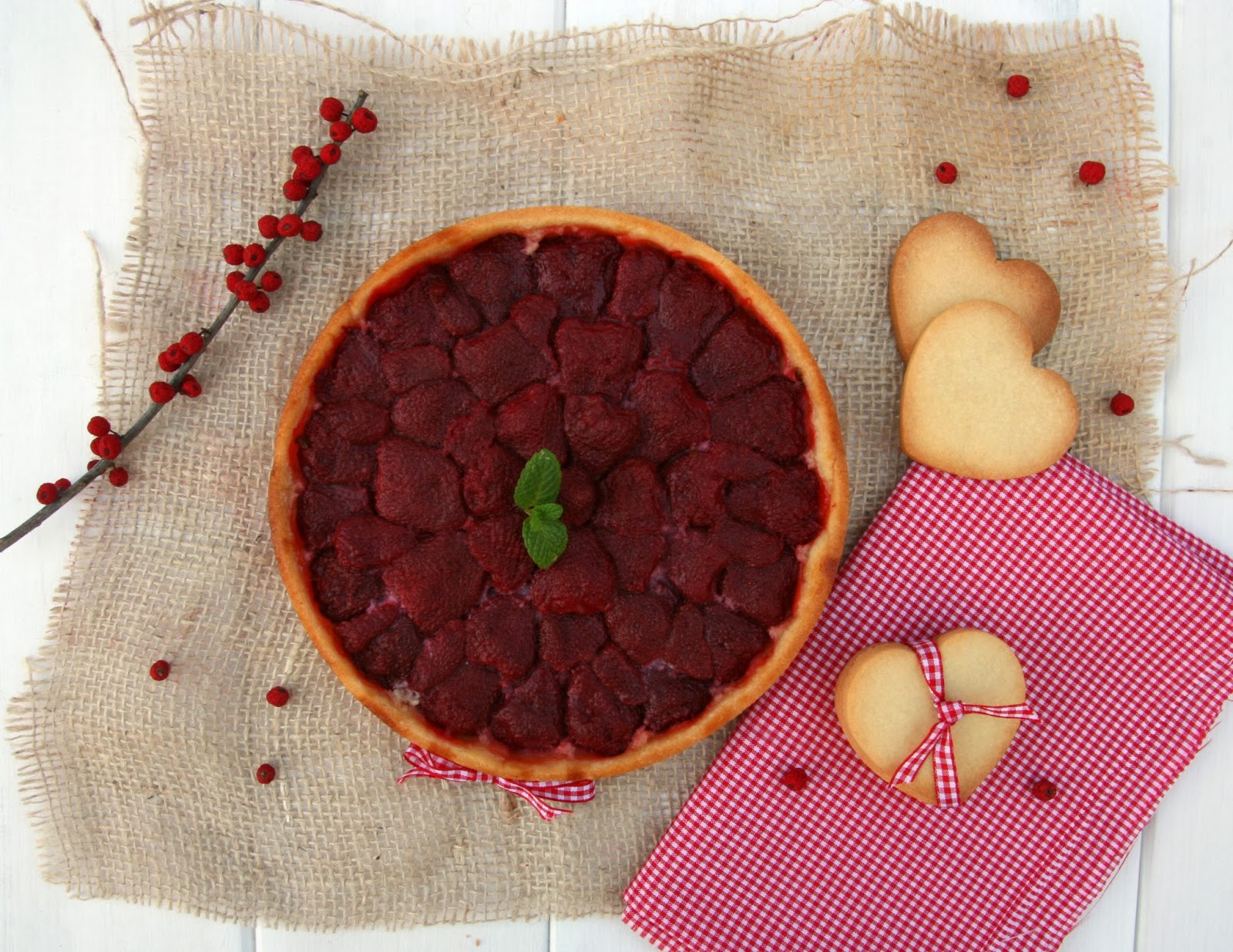Tarta de fresas en almíbar y galletas para San Valentín