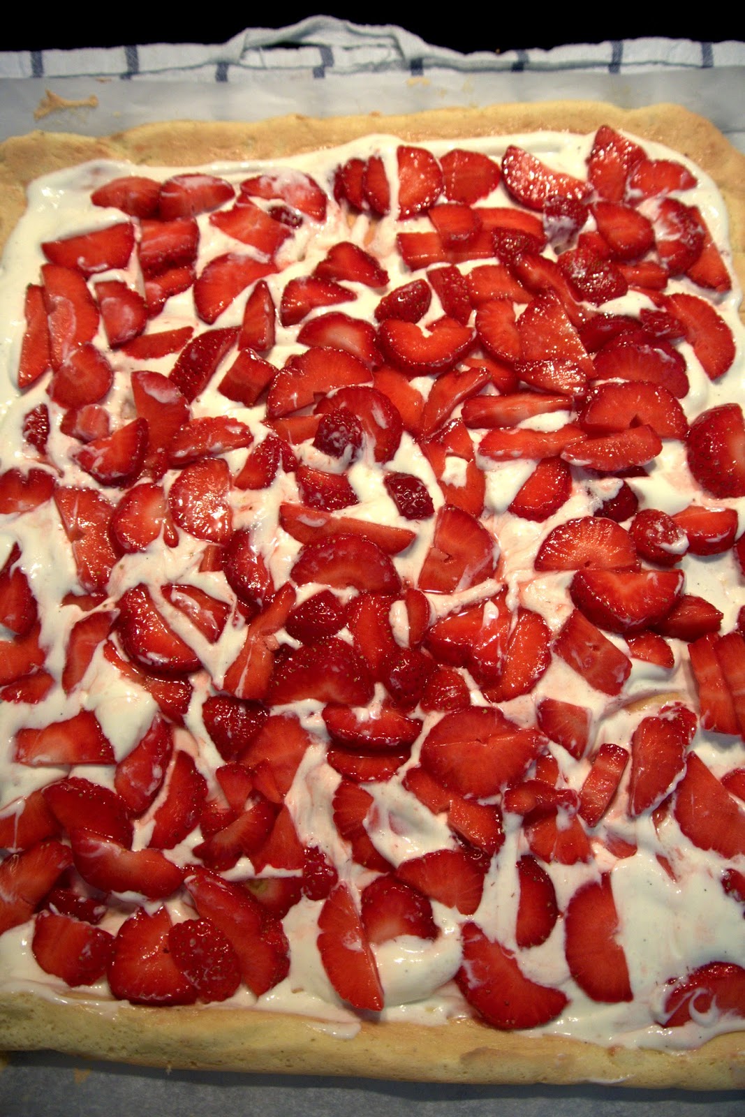 **Frische Erdbeerroulade mit Mascarpone-Joghurt Creme** | Saskia&amp;#39;s Bakery