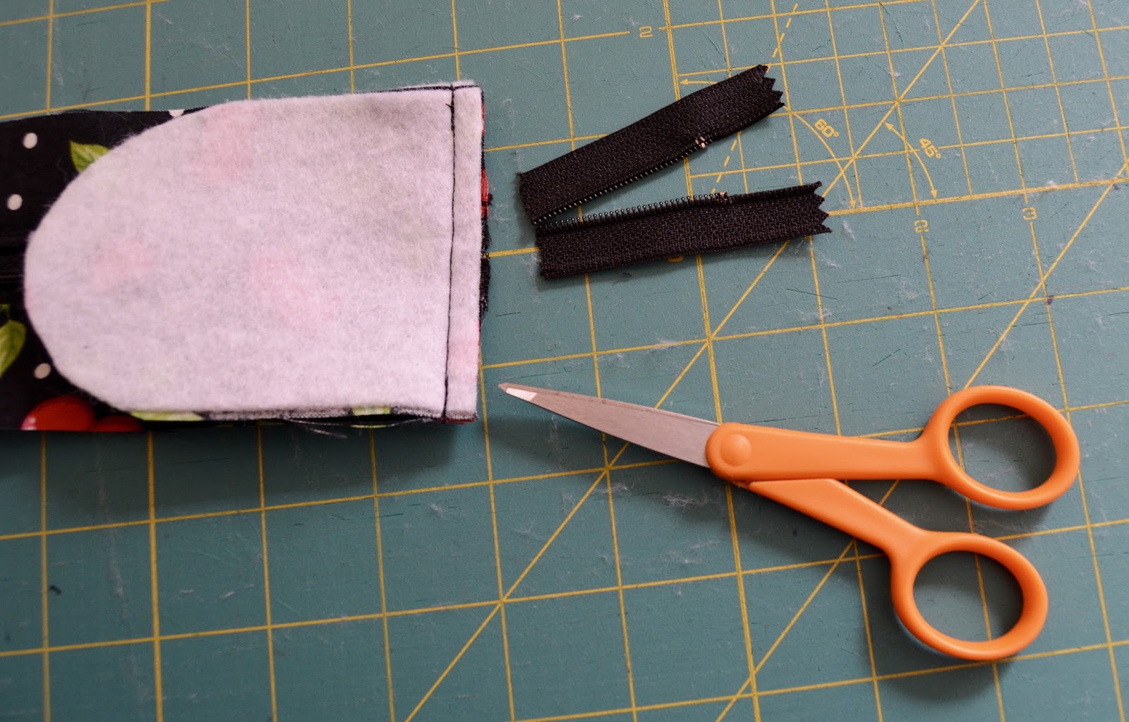 Roonie Ranching Piped Zipper Pouch Sewing Tutorial