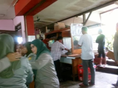 di Baso Seuseupan lagi rame, kayaknya ada yang ulang tahun deh hehehe .... di Baso Seuseupan lagi rame, kayaknya ada yang ulang tahun deh hehehe ....