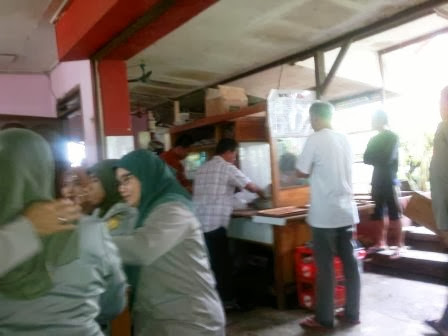 di Baso Seuseupan lagi rame, kayaknya ada yang ulang tahun deh hehehe .... di Baso Seuseupan lagi rame, kayaknya ada yang ulang tahun deh hehehe ....