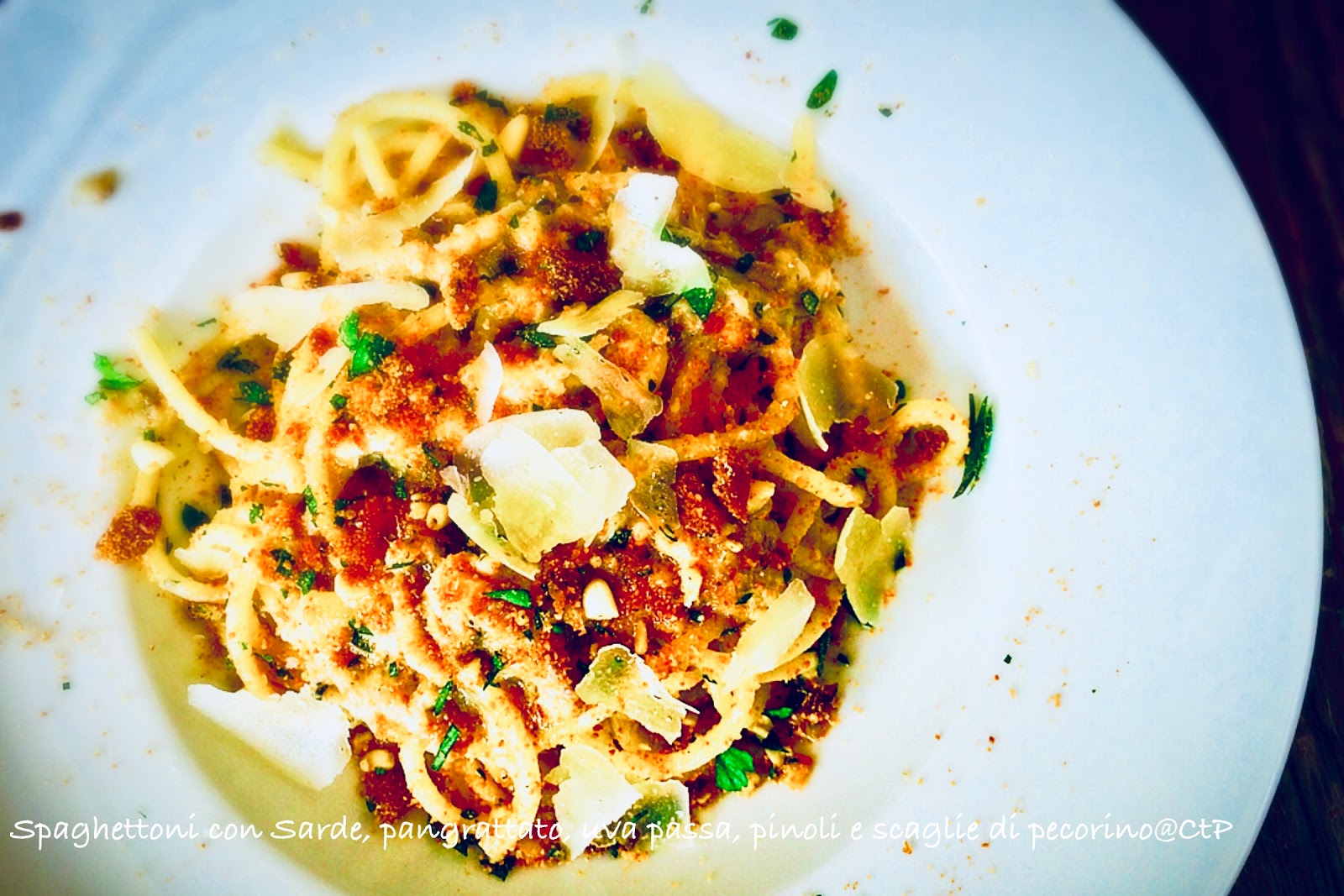 Spaghettoni con Sarde, pangrattato, uva passa, pinoli e scaglie di pecorino alessandra ruggeri