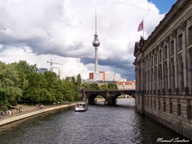 Berlino, costeggiando il fiume Spree Berlino, costeggiando il fiume Spree