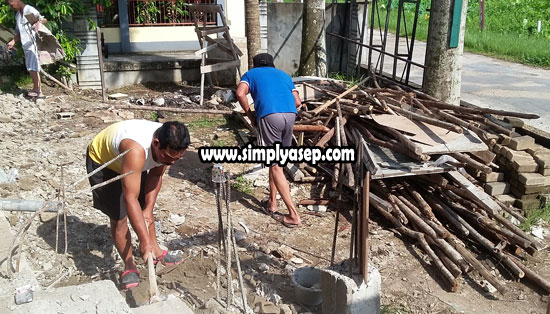 KAYU : Inilah tumpukan kayu dan cerucuk yang sedang dirapihkan dan selanjutnya akan ditindak lanjuti oleh tukang. Foto Asep Haryono KAYU : Inilah tumpukan kayu dan cerucuk yang sedang dirapihkan dan selanjutnya akan ditindak lanjuti oleh tukang. Foto Asep Haryono