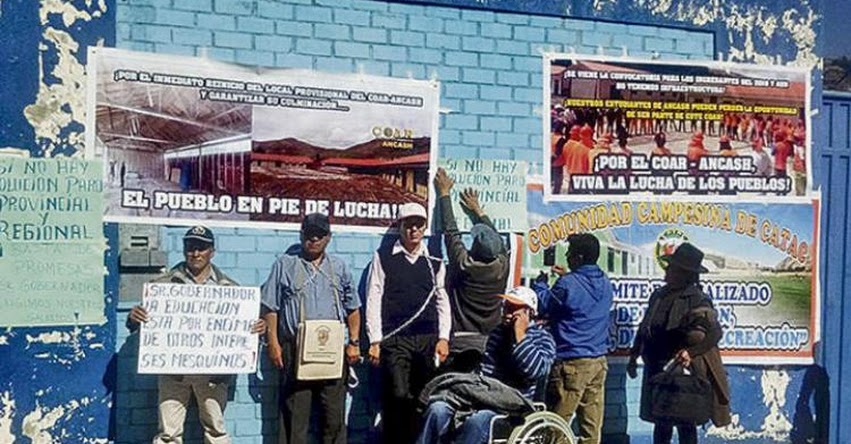 Autoridades de Áncash se encadenan y exigen terminar Colegio de Alto Rendimiento - COAR Autoridades de Áncash se encadenan y exigen terminar Colegio de Alto Rendimiento - COAR