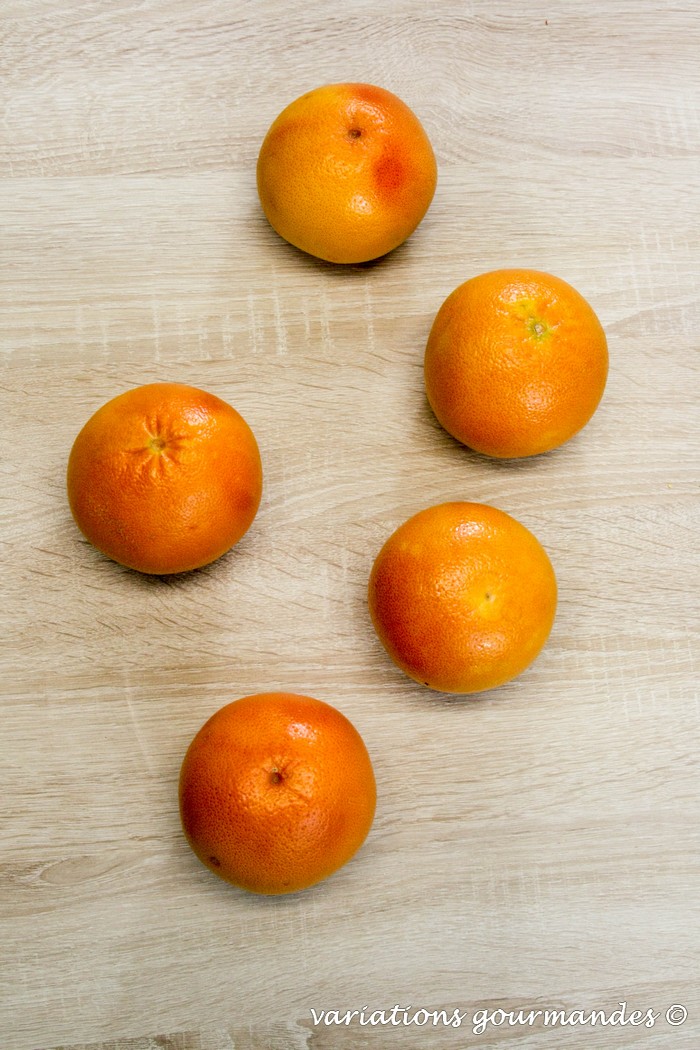Panna cotta aux pomélos et mascarpone, segments de pomélos rôtis aux