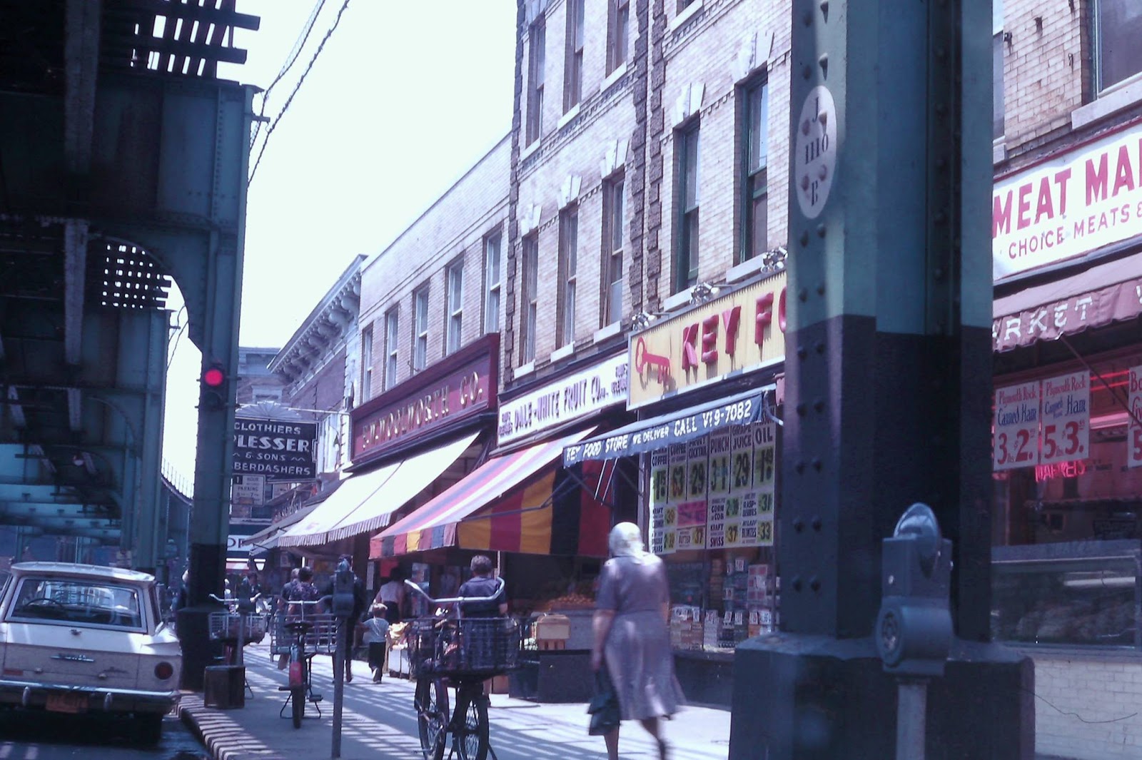 30 Fascinating Color Photographs That Capture Street Scenes of Queens