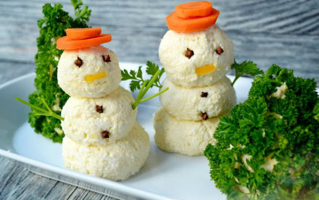 "Снеговики" - рецепты и оформление десертов, салатов, закусок и других новогодних блюд, http://prazdnichnymir.ru/, закуски из яиц, десерты снеговик, блюда на рождество, блюда на Новый год, как сделать снеговика из яиц, как сделать съедобного снеговика, как сделать десерт снеговик, блюда снеговик, снеговик в домашних условиях, блюда в виде снеговика как сделать, снеговики на праздничный стол, новый год 2021, новый год 2022, снеговик, оформление блюд, десерты снеговик, салаты снеговик, закуски снеговик, блюда снеговик, еда, рецепты снеговик, рецепты кулинарные, рецепты новогодние, блюда на Новый год, новогоднее, рецепты рождественские, Новый год, Рождество, 2021, блюда для детей, оформление детских блюд, праздничный стол, рецепты для праздничного стола, новогодняя еда, блюда на Рождество, блюда на Новый год, оформление блюд, новогодний декор блюд, "Снеговики" - оформление десертов, салатов, закусок и других новогодних блюд, "Снеговики" - рецепты и оформление десертов, салатов, закусок и других новогодних блюд, Весёлые снеговики из яиц для новогоднего стола, «Весёлые снеговики» — сырная закуска, Снеговик в шубке из мастики, «Снеговик и мыши» — закуска из фаршированных яиц, «Снеговик» — новогодний салат с сыром и крабовыми палочками, «Снеговик» — новогодняя закуска из риса и крабовых палочек, Снеговики из безе для новогоднего стола, «Творожные Снеговики» — новогодний десерт,
