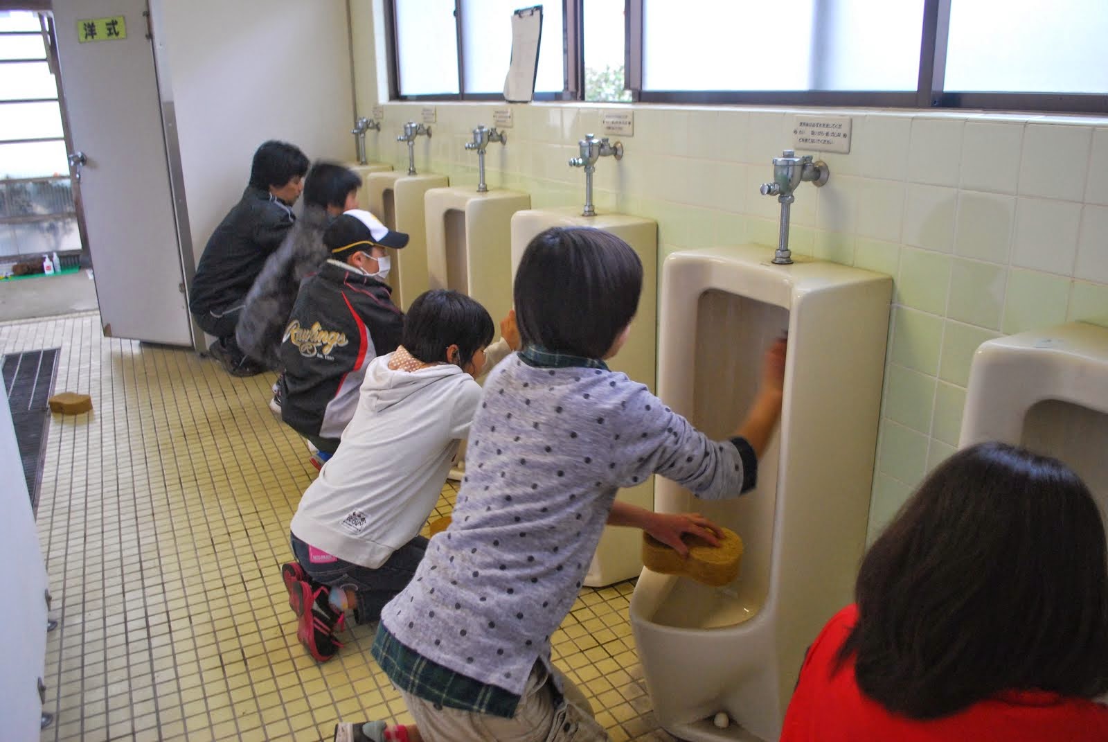指宿市立池田小学校 トイレ掃除を学ぶ