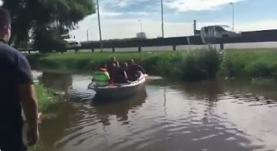 El hombre fuerte de María Eugenia Vidal en Pilar, el intendente macrista Nicolás Ducoté (Cambiemos), grababa un video simulando recorrer zonas inundadas, pero estaba en una zanja al borde de la Ruta 8. Tuvo mala suerte: lo vio el periodista Patricio Cristino, que tomó un plano más abierto
