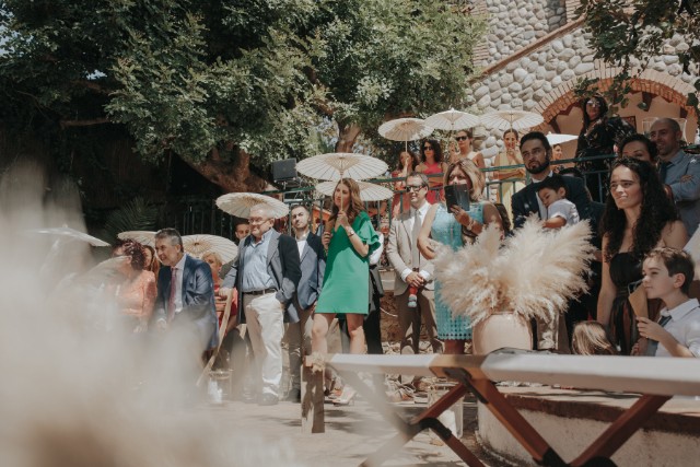 boda masía girona vestido novia corona flores blog atodoconfetti