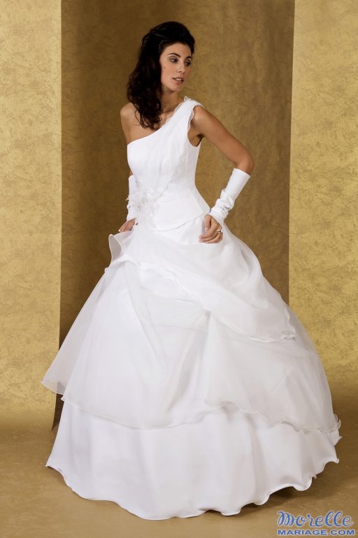 robes de mariage,robes de soir?�e et d?�coration: La robe de mari?�e asym?�trique