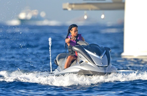 Rihanna Jet Ski - Rihanna Flaunts Her Sea Legs In Racy Jet Ski Outfit ...