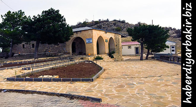 İnanç ve kültür mirasının gözdesi: Hazreti Zülkifl Makamı DİYARBAKIR- Hazreti Zülkifl Aleyhisselam’ın makamı ve Hazreti Şit’in oğlu Hazreti Enüş Aleyhisselam’ın kabrinin bulunduğu Ergani ilçesine gelen ziyaretçiler manevi atmosferi soluyor.