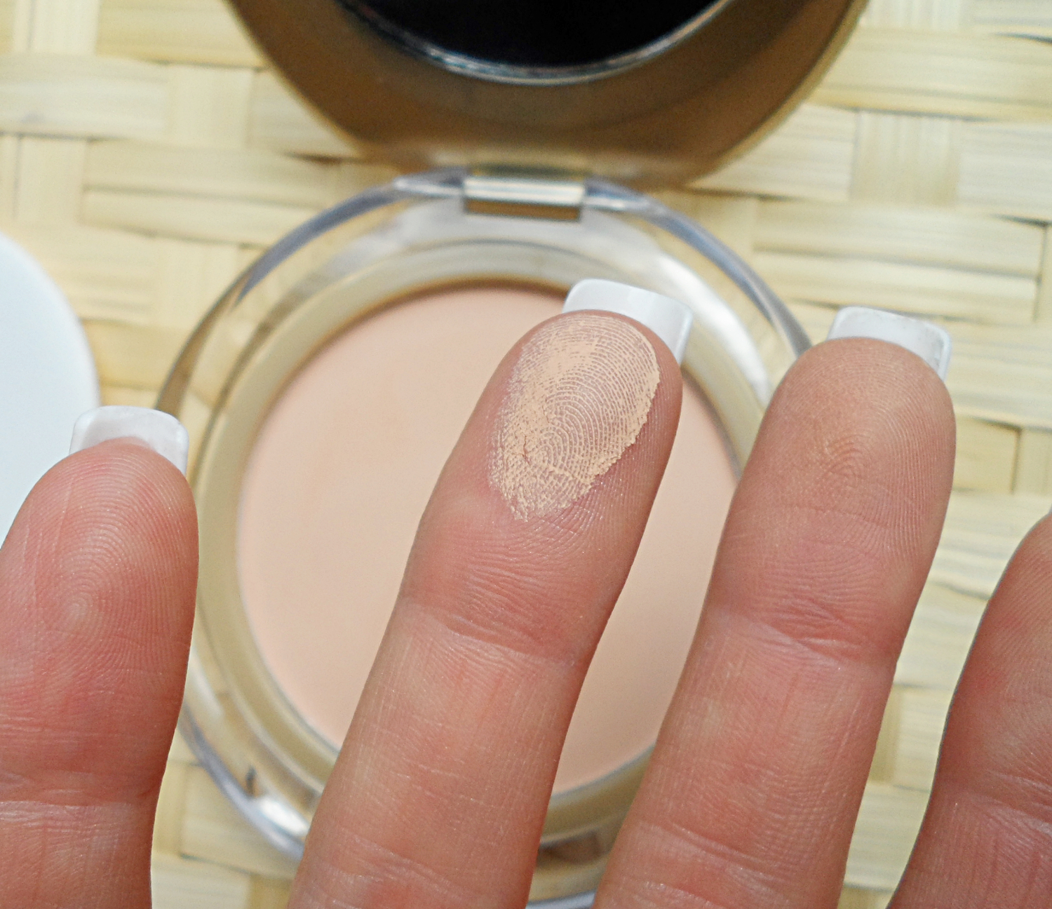 Pupa Silk Touch Compact Powder in Gold | Review & Swatches