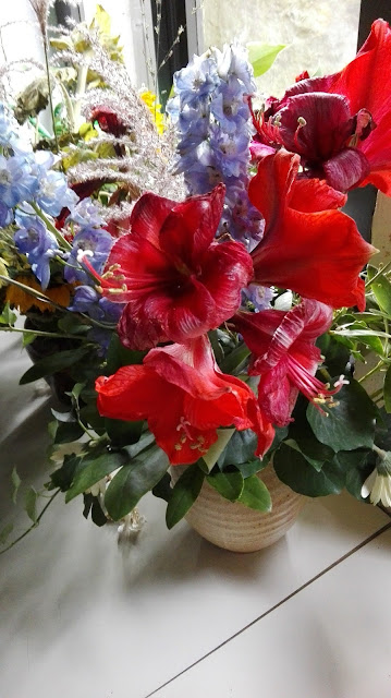 Oude bloemen voor de kerk van de priorij