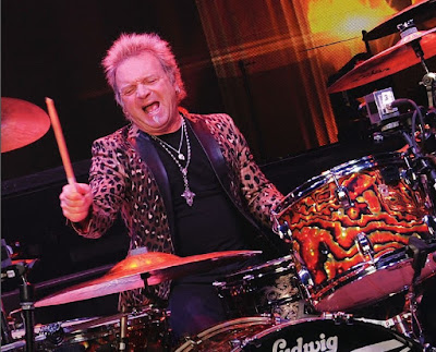 Joey Kramer de Aerosmith sufre accidente que lo obliga a ausentarse.