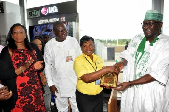 Airport cleaner Josephine Ugwu who returned 12 million Naira gets N680,000 reward! t