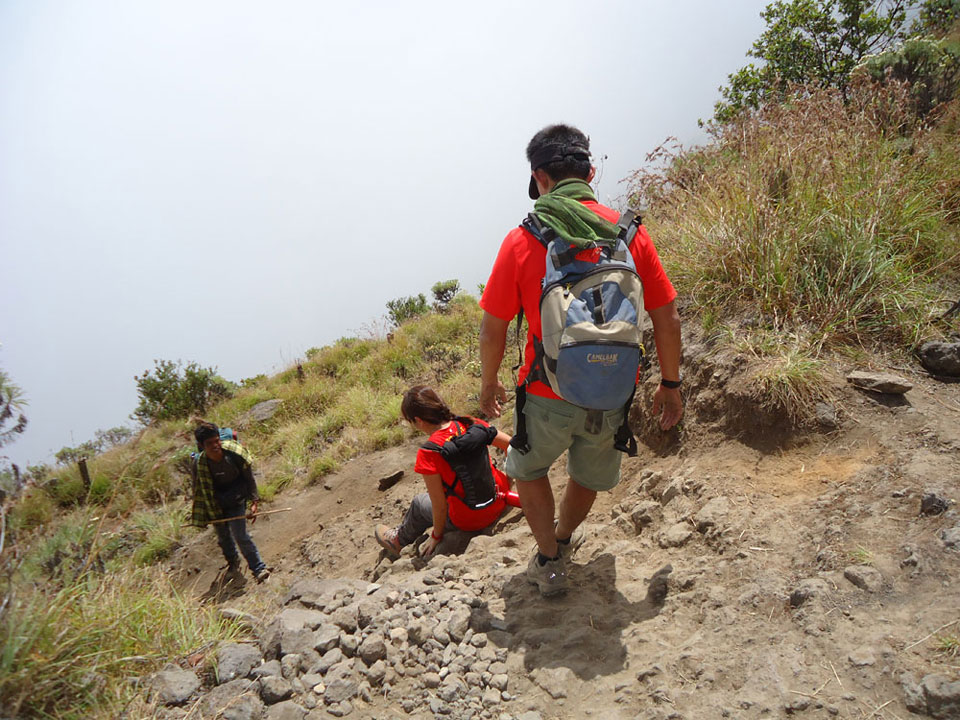 Para pendaki harus lincah menuruni lereng kawah ke danau Segara Anak, kemiringan kawah dari 20 derajat hingga 70 derajat, Gunung Rinjani Para pendaki harus lincah menuruni lereng kawah ke danau Segara Anak, kemiringan kawah dari 20 derajat hingga 70 derajat, Gunung Rinjani