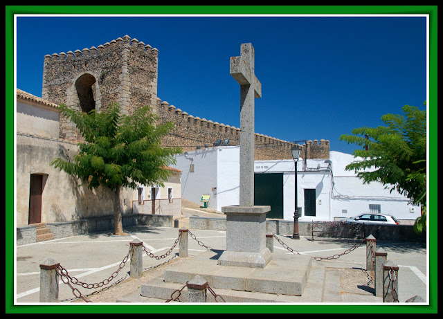 Castillo de Sancho IV y entrada a la plaza de toros