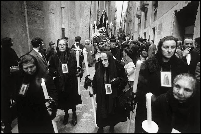 Bruno Barbey. The Italians. Trapani, Sicilia 1964.