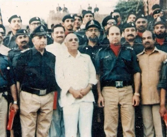 nawaz-sharif-in-police-uniform-photo