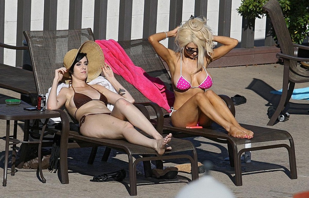 Courtney Stodden sunbathing in a tiny pink bikini & braless.