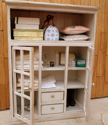 Las Margaritas: Armario de madera con cajones