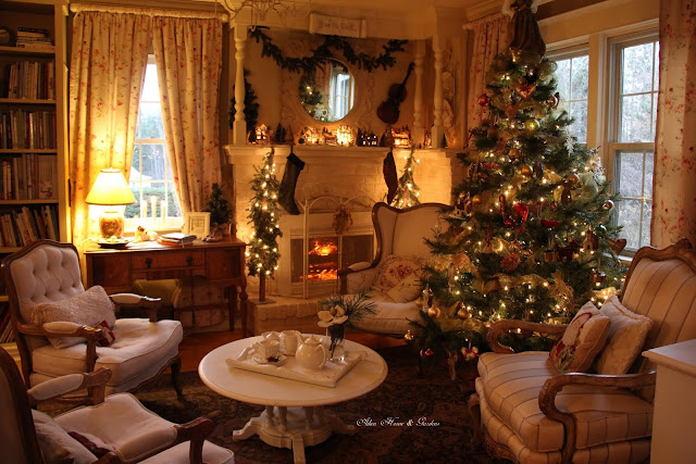 Aiken House & Gardens: Christmas in our Library