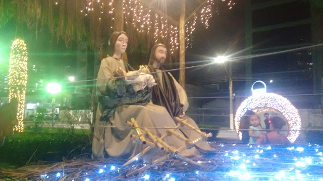 Presépio família sagrada com bonecos em tamanho real