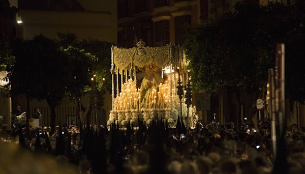 El Ayuntamiento de Sevilla permitirá a los bares abrir de nuevo en la Madrugá El Ayuntamiento de Sevilla permitirá a los bares abrir de nuevo en la Madrugá