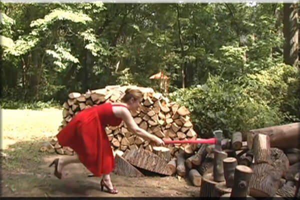 المرأة قاهرة ألاخشاب أفضل طرق تقطيع ألاخشاب ممارسة تكسير ألاخشاب