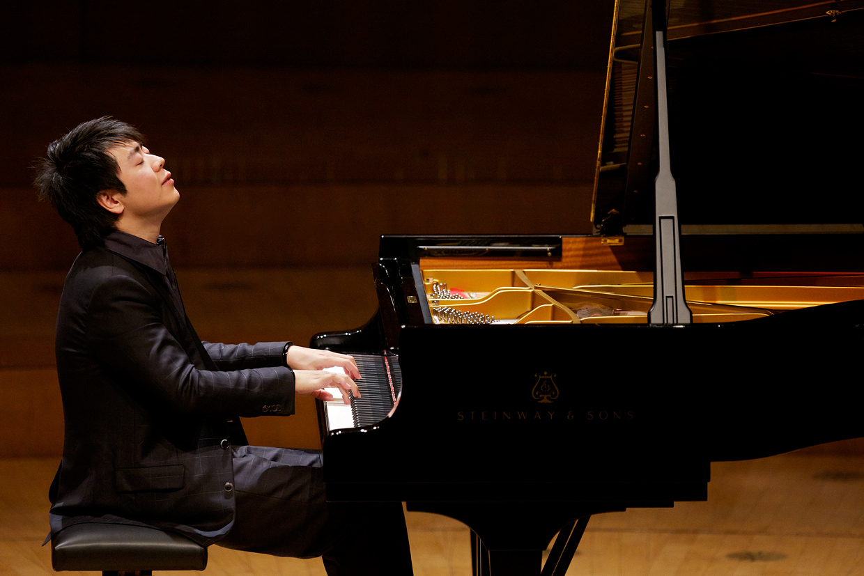 VEJA E OUÇA O GRANDE PIANISTA LANG LANG TOCANDO
