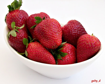 Cel mai simplu desert - Capsuni cu crema de frisca.