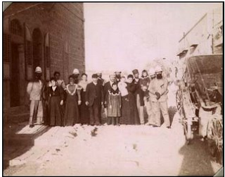 Delegasi Zionist berpose dengan keluarga Marx di depan rumah mereka di Jerusalem