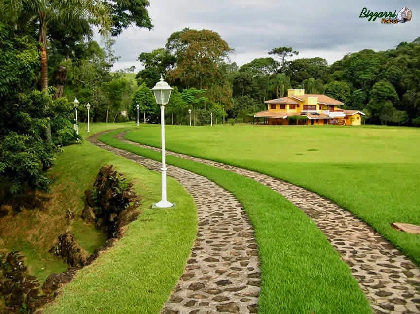 Caminho de pedra moledo nessa entrada do sítio em Nazaré Paulista-SP com a execução do paisagismo com o gramado de grama esmeralda.