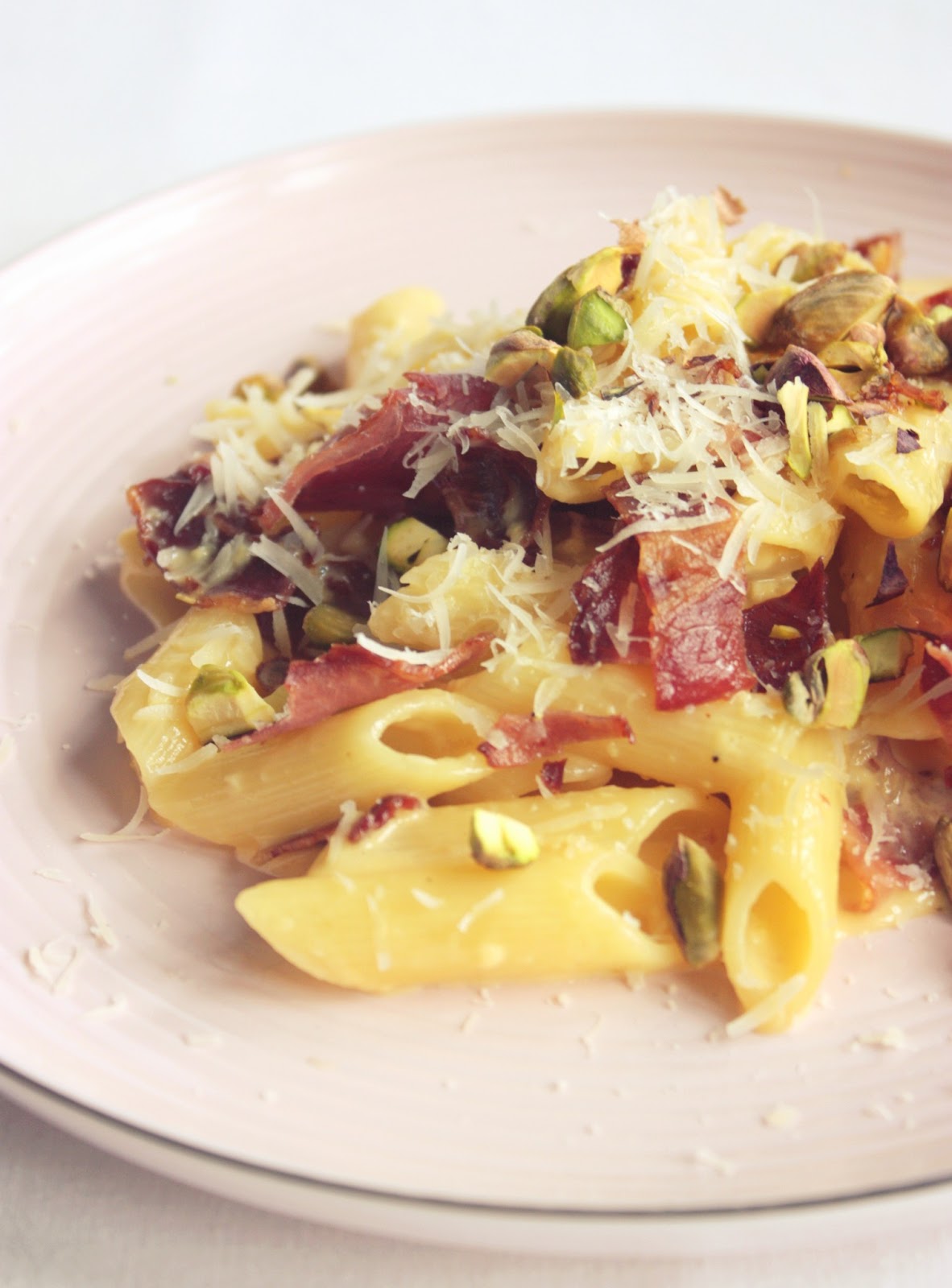 love affair on a plate Makaron carbonara z pancettą i pistacjami