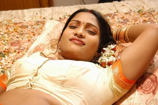 Hot Actress Tamil Aunty Saree Drop Stills 