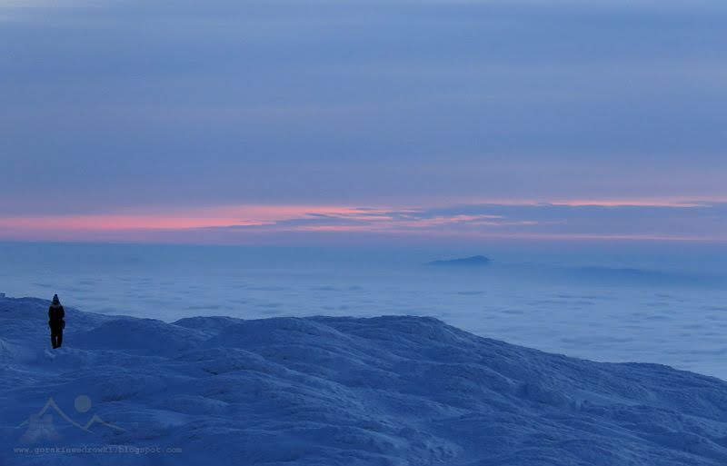 Moment W Którym Słońce Chowa Się Po Zachodniej Części Widnokręgu Na białym lądzie nad morzem mgieł ~ Zanim znów wyruszysz w góry...