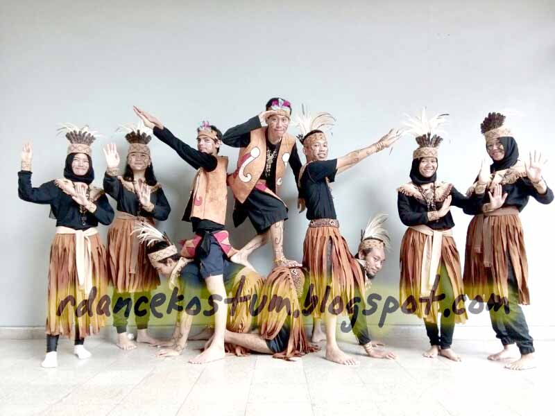 kostum keluarga warna