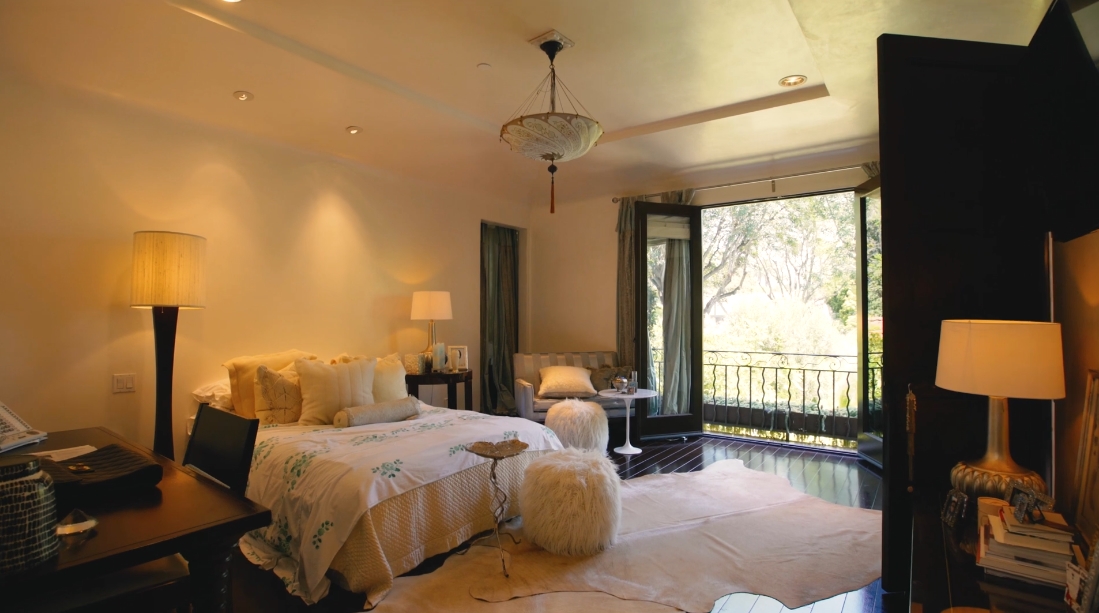 29 Interior Design Photos vs. Tour 715 N Alpine Dr, Beverly Hills, CA