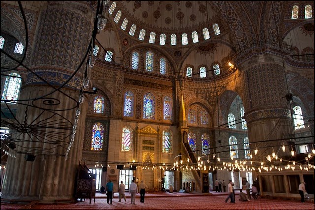 [Image: Sultan-Ahmet-Cami-Blaue-Moschee-Istanbul...859%29.JPG]