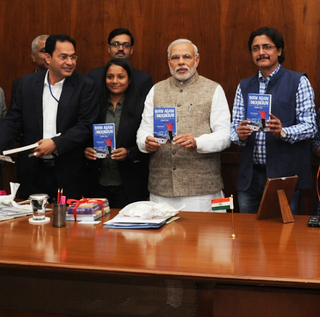 PM+hands+over+tricolour 