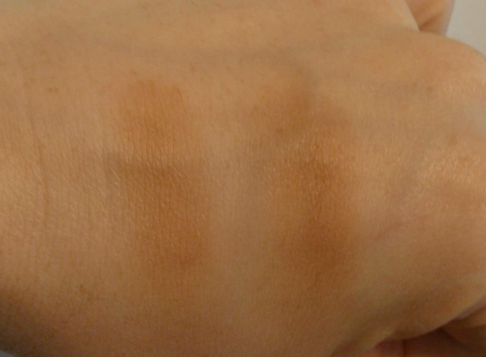 I swatch it, so you don't have to! NYC Sunny Bronzer vs Essence Sun Club Blonde Bronzer (swatch