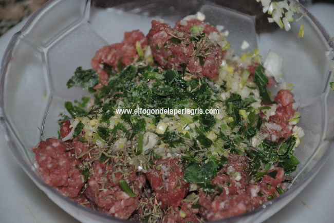 Mezclar la carne para los huevos a la escocesa Mezclar la carne para los huevos a la escocesa