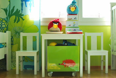 Värikäs lastenhuone - Ikean lastenpöytäryhmä, Micki-lelulaatikko ja Angry Birds