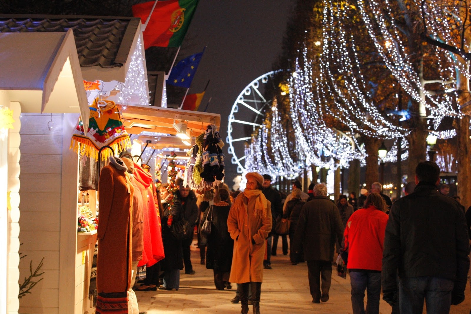 El Plan B: LE VILLAGE DE NOEL de CHAMPS ELYSÉES en NAVIDAD en PARIS