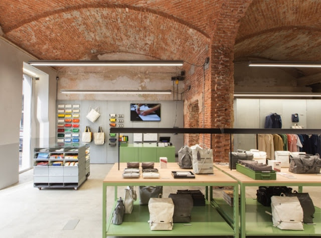 Green Pear Diaries, interiorismo, retail, Freitag, Milán, Italia
